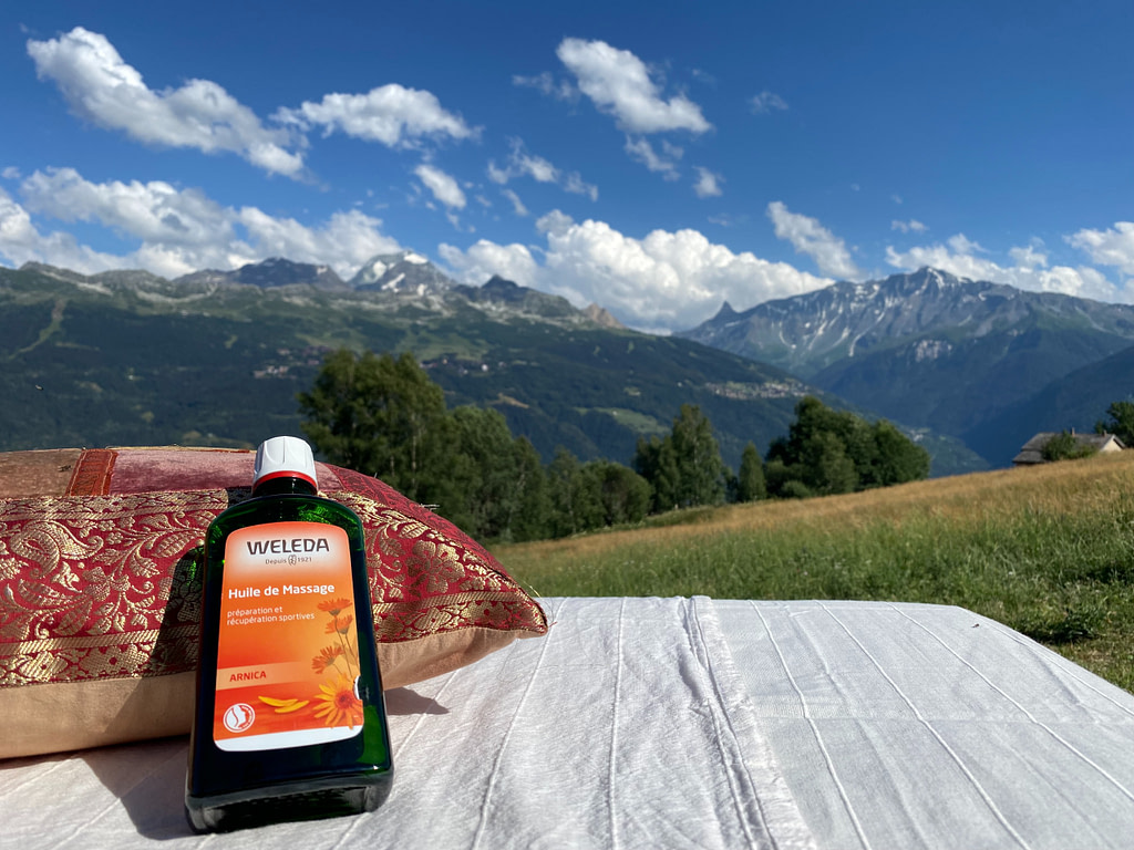produit massage posé sur un tapis avec vue sur montagne